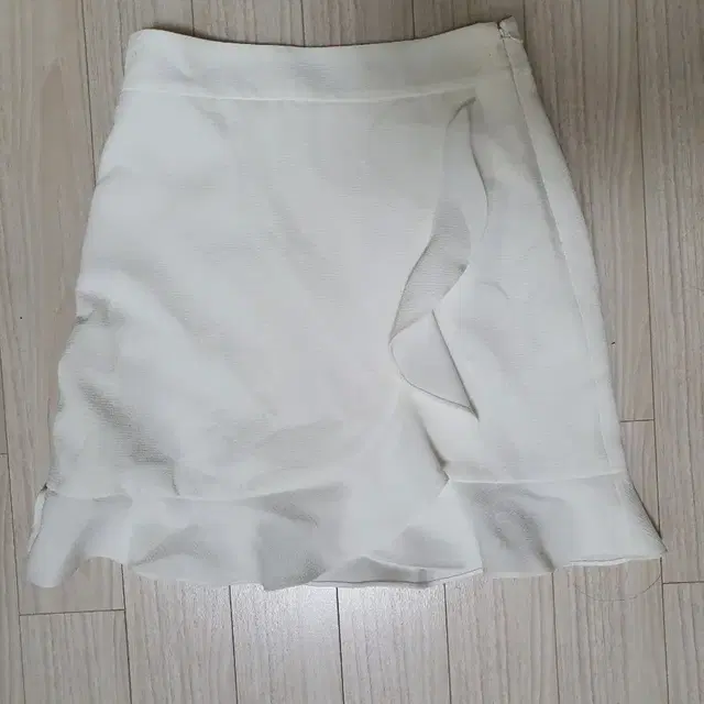 클럽모나코 suzillie skirt 화이트