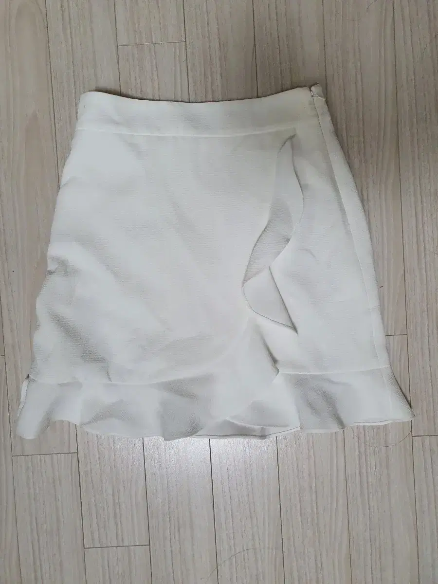 클럽모나코 suzillie skirt 화이트