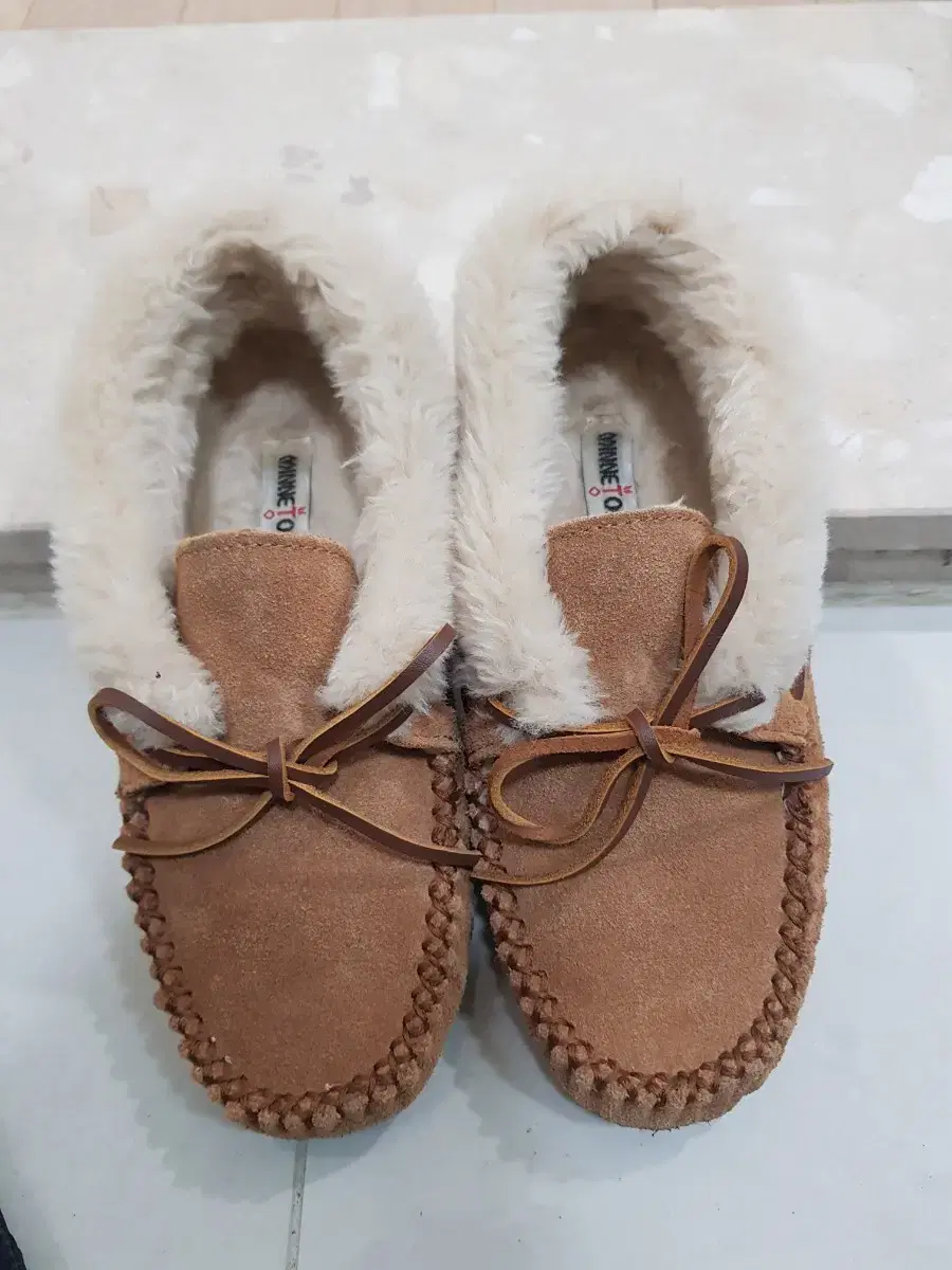 Minetongnae slippers