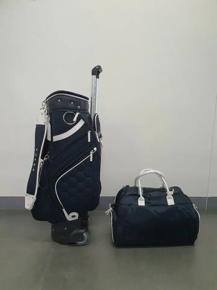 Volvo Golf Bag Set (wheeled carrier type) New Product