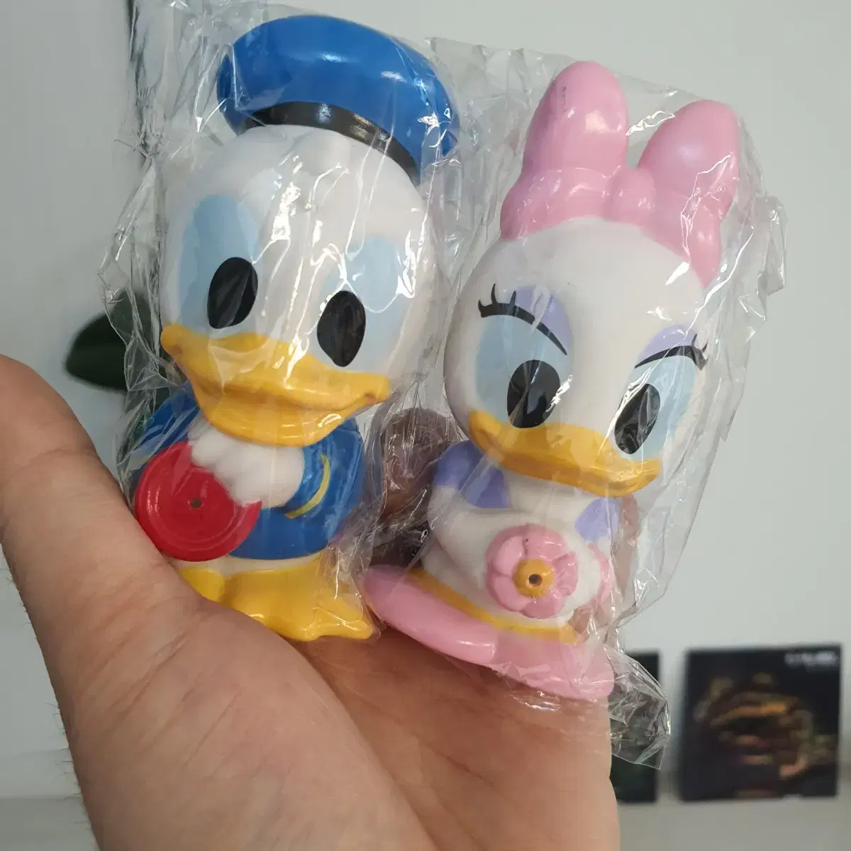 Donald Daisy Squirt Gun Figure DisneyGenuine Brand New