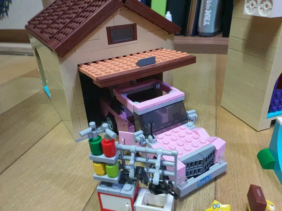 Selling Lego Simpson House builds.