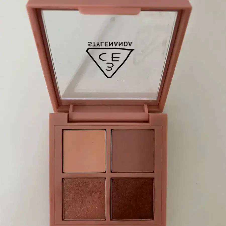 쓰리씨이 사이드바이사이드 섀도우 #아이섀도우쓰리씨이 on Bunjang Global Site., image size:900x900