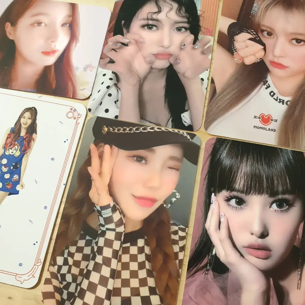 Momoland photocard in bulk of 6