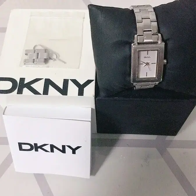 정품 DKNY 시계 (보증서, 여분줄 포함)