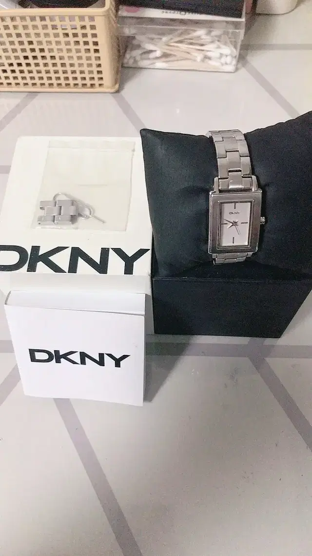 정품 DKNY 시계 (보증서, 여분줄 포함)