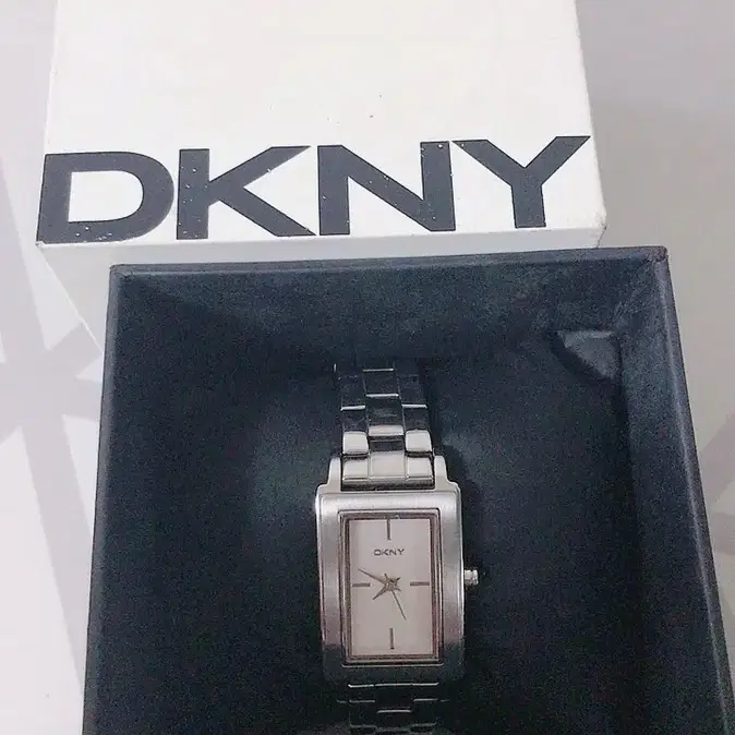 정품 DKNY 시계 (보증서, 여분줄 포함)