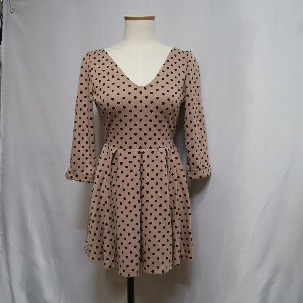 S V-neck dot flare ONEPIECE beige