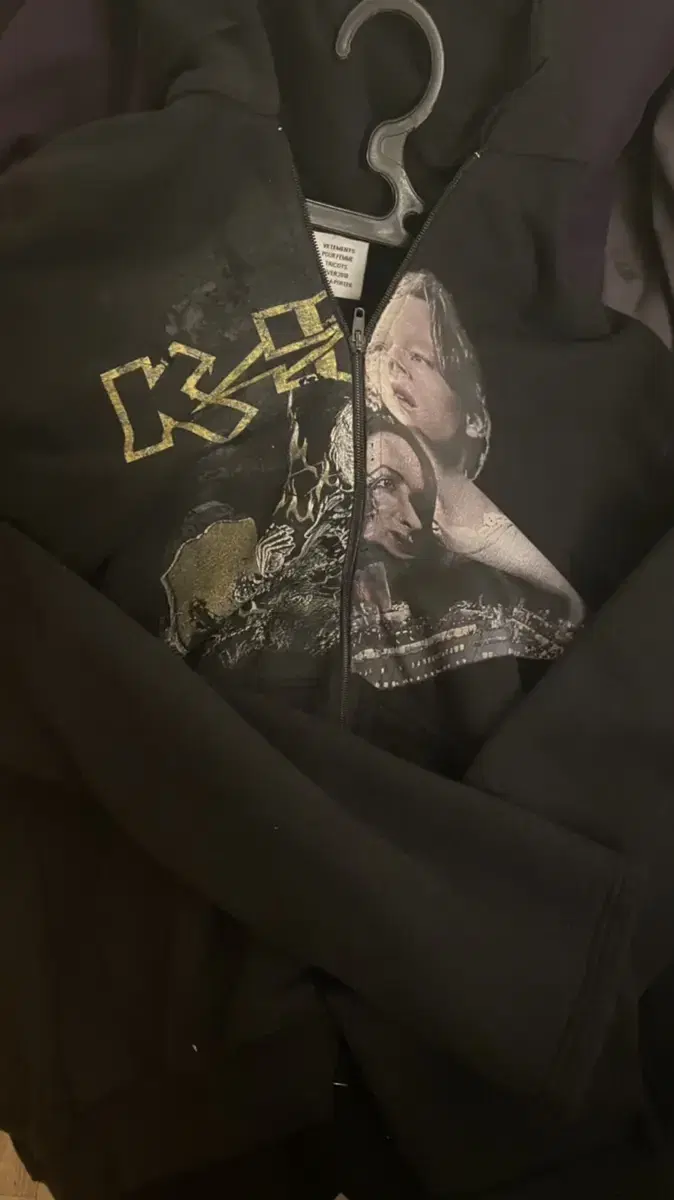 [s] Vetements Kissing Titanic Hoodie