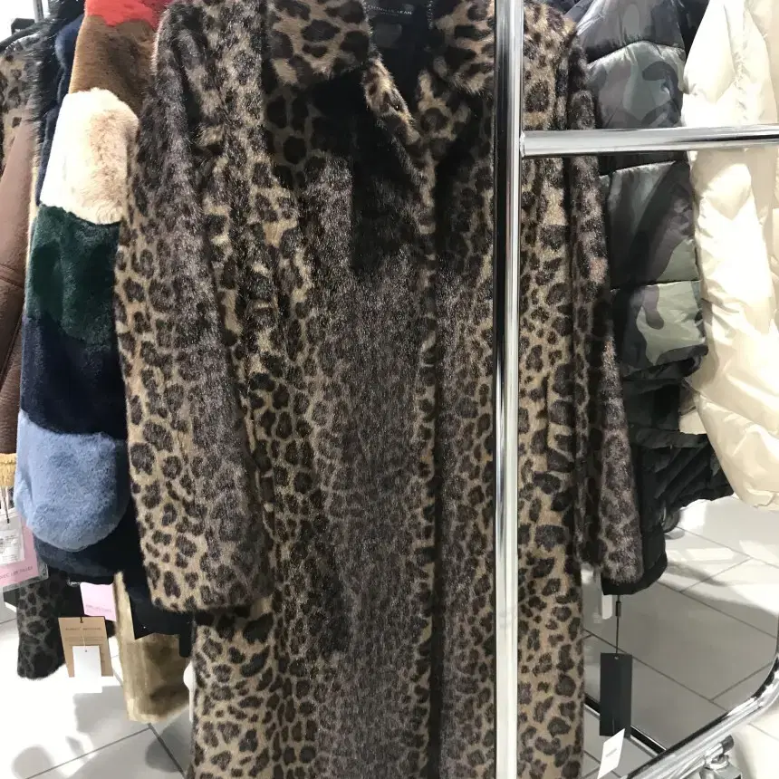 DKNY 다나캐런뉴욕 레오파드 FAUX FUR 코트