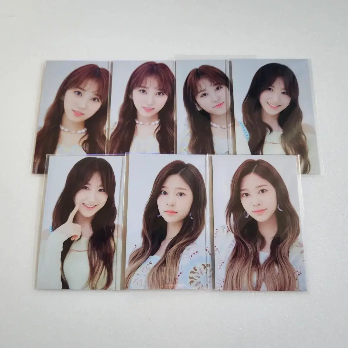 (Discount) iz*one Sells photo cards for online concerts only.