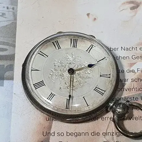 19세기 제작된 Cylinder Pocket Watch. 여성용.