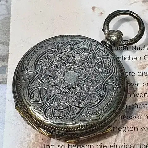 19세기 제작된 Cylinder Pocket Watch. 여성용.