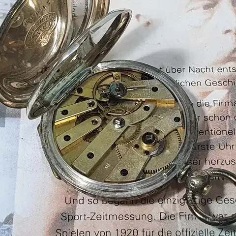 19세기 제작된 Cylinder Pocket Watch. 여성용.