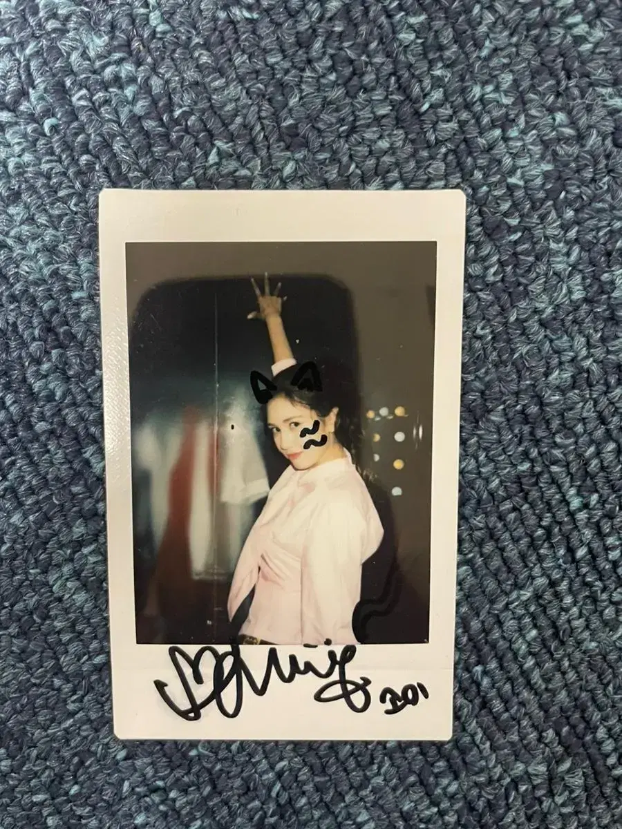 Jeon Somi's autographed polaroid.