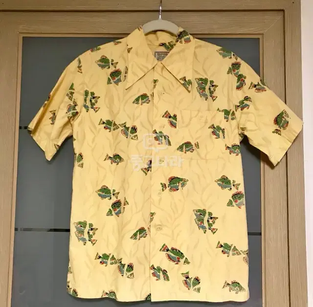 I sell yellow Hawaiian short sleeve shirts.