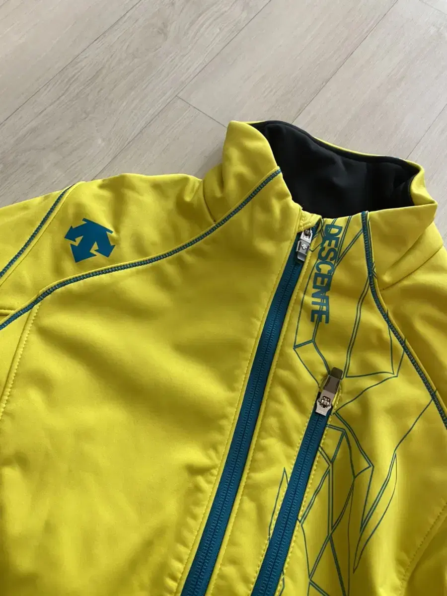Descente ski suit