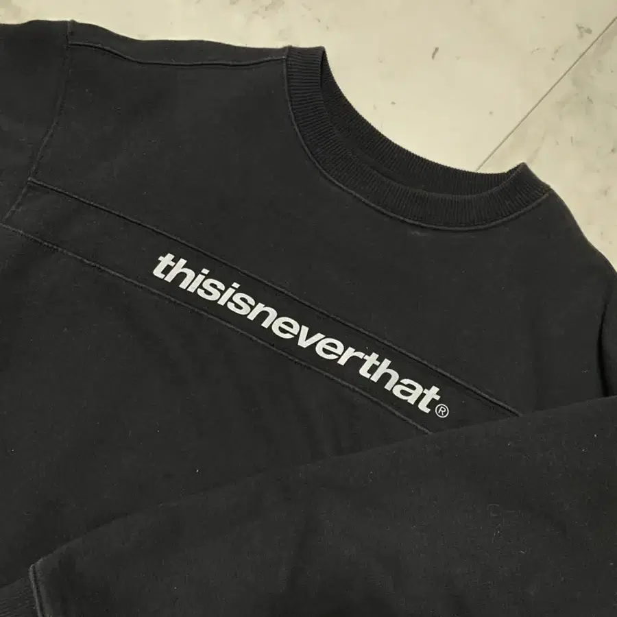 디네댓 SP-Logo Crewneck 블랙