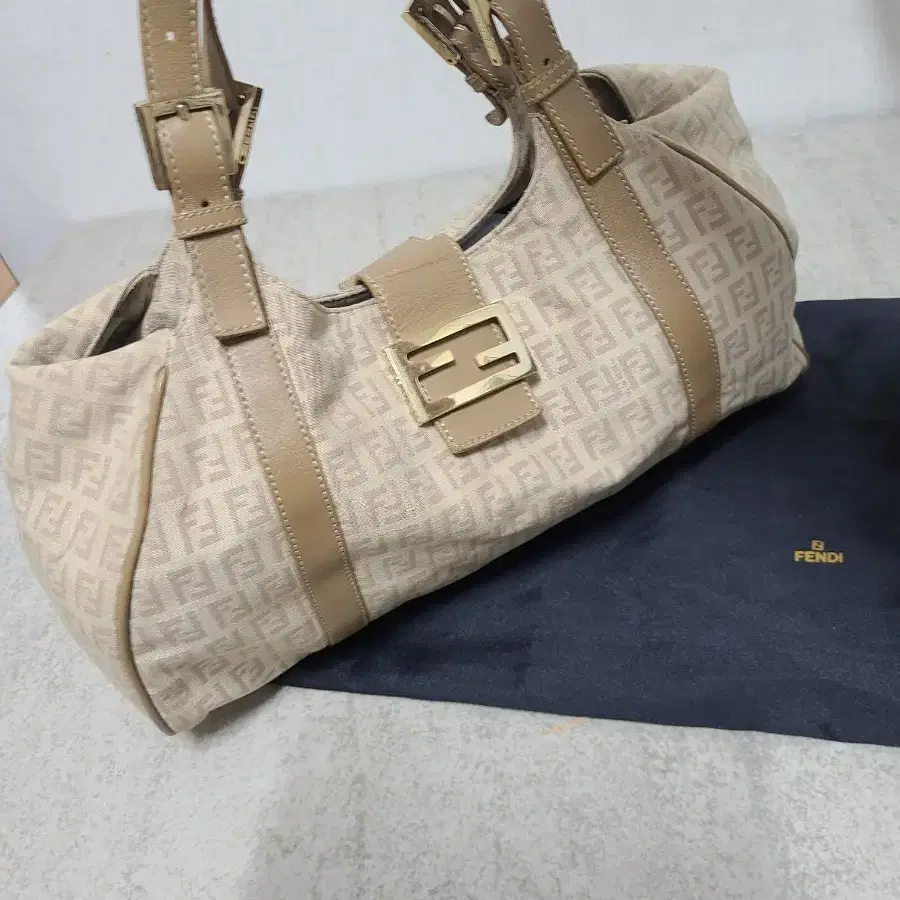 대박세일 정품 FENDI zucca 숄더백