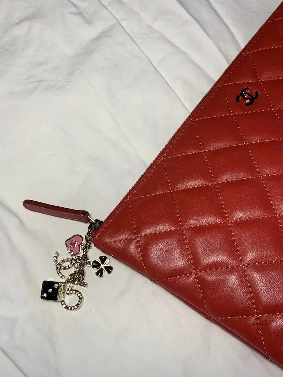 Limited CHANEL Chanel Clutch Red Lambskin 22 units