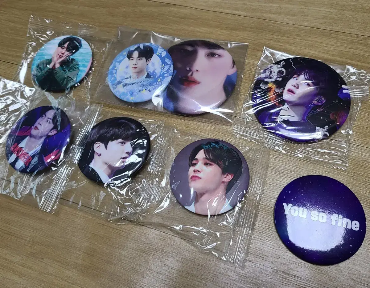 BTS pinbuttons and mirrors