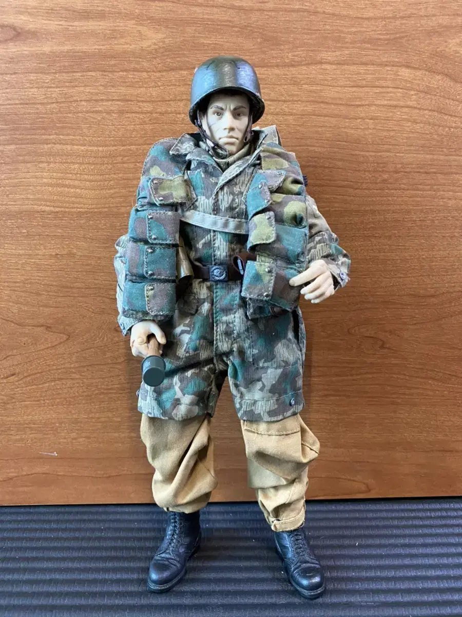 1:6 World War II figure German paratrooper