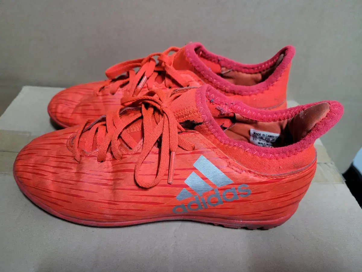A few pairs of junior (women's) futsal shoes (size under 240mm).
