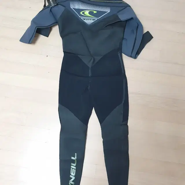 오닐 Fluid Neoprene  드라이수트