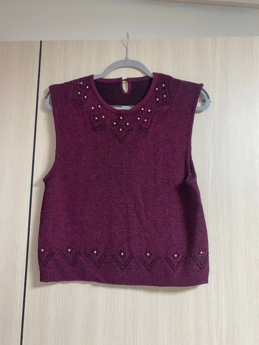 Pearl-grain knit vest