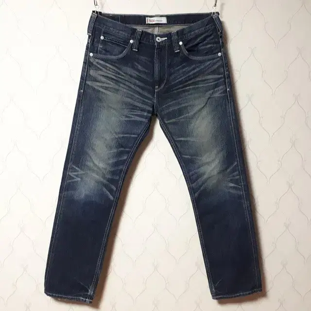 35/Levi's 504 Washed Straight Fit Jeans/35-328