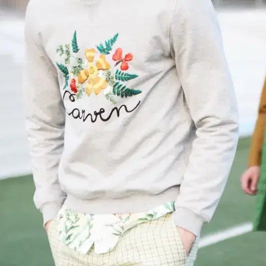 carven 까르벵 자수 맨투맨. sweatshirt.