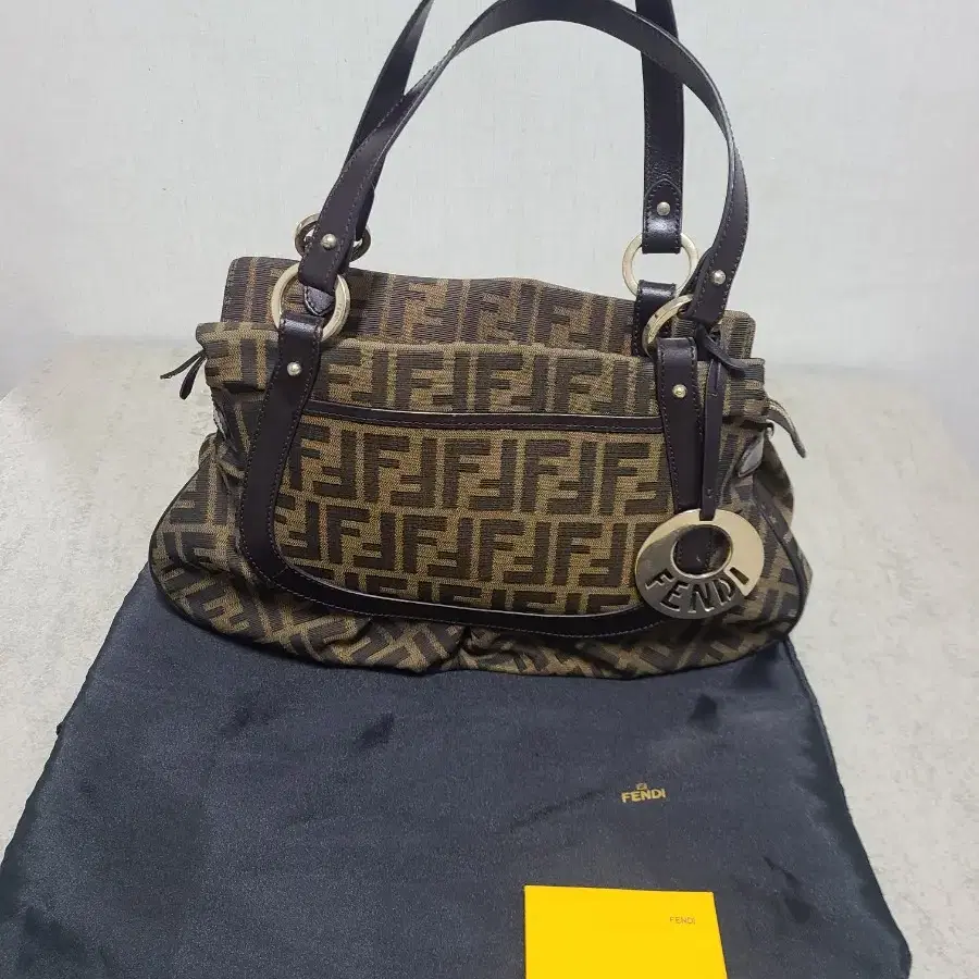 Sale 정품 FENDI zucca 숄더백