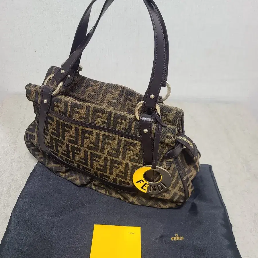 Sale 정품 FENDI zucca 숄더백