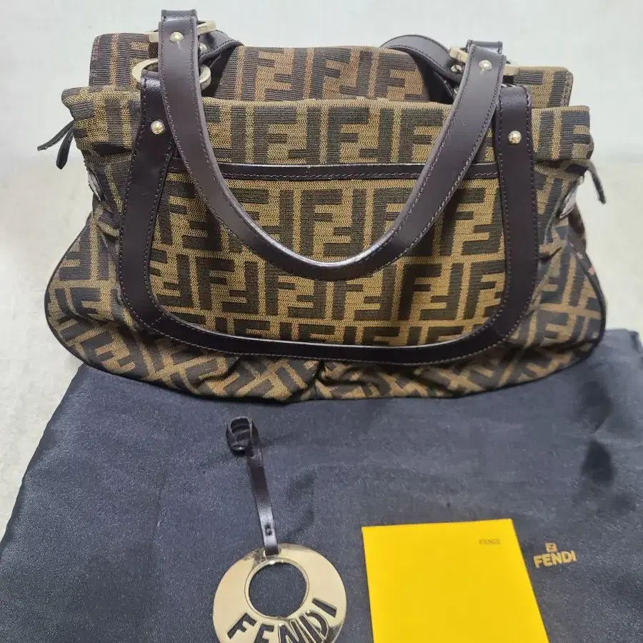 Sale 정품 FENDI zucca 숄더백