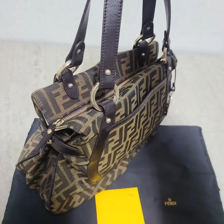 Sale 정품 FENDI zucca 숄더백