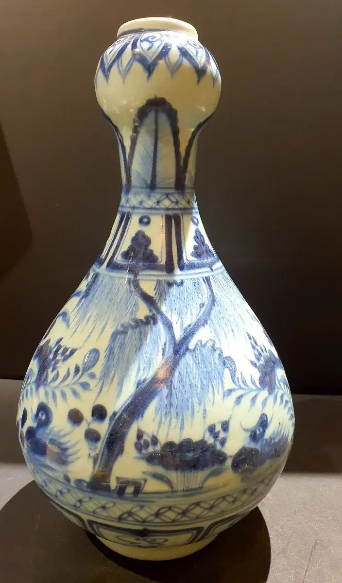 Blue and white porcelain with a mandarin duck motif Sandu bottle