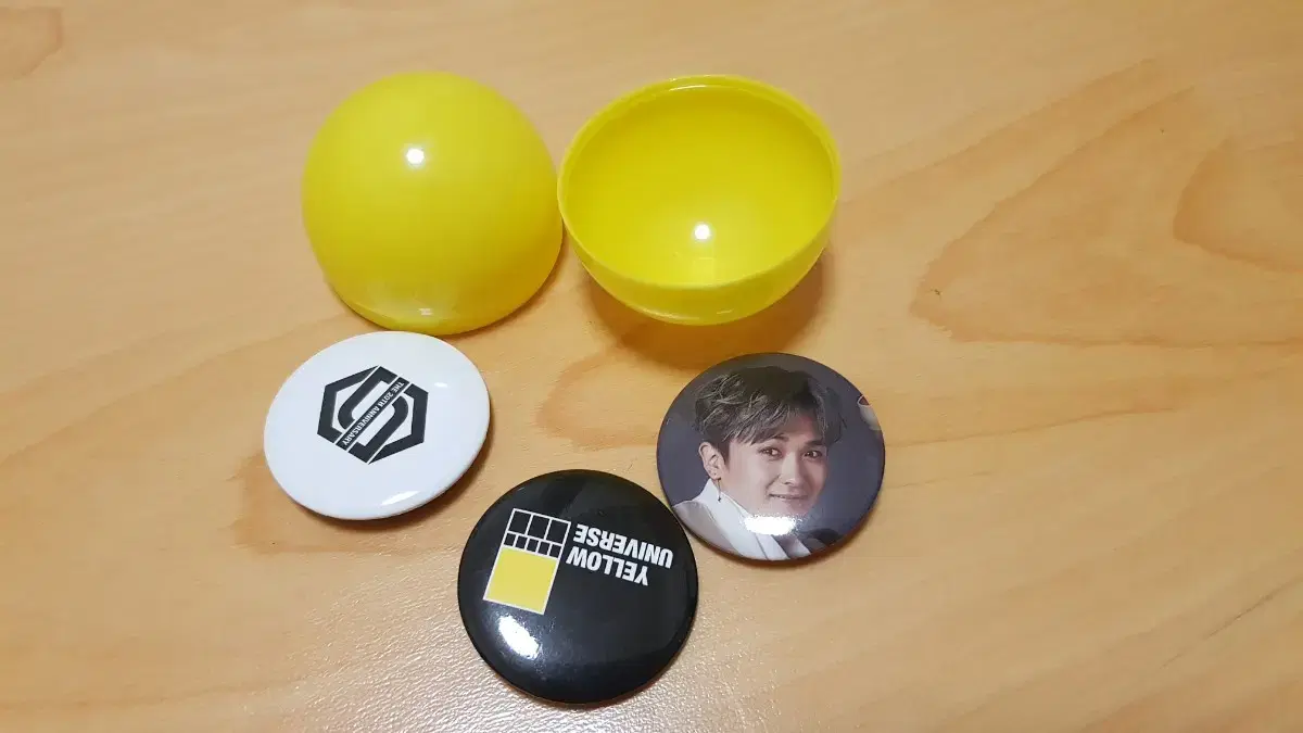 Jackie, S.E.S, Yellow Universe, Badge (Jaeduck, Jiwon, Suwon, Sunghoon)