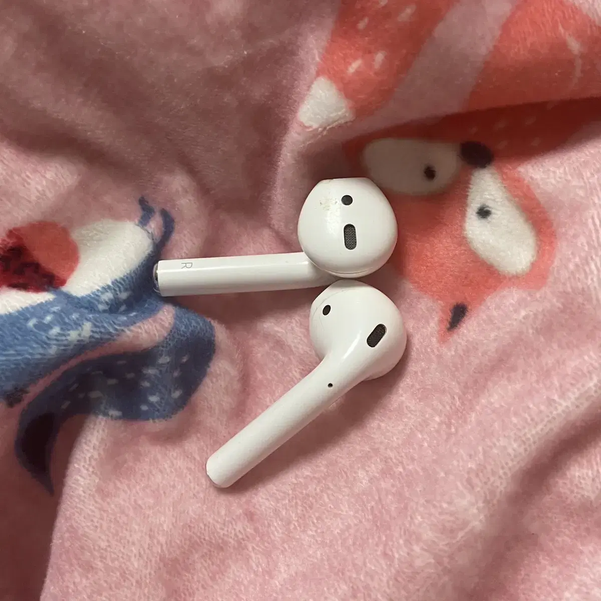 The AirPods without the body are about to have a defect.