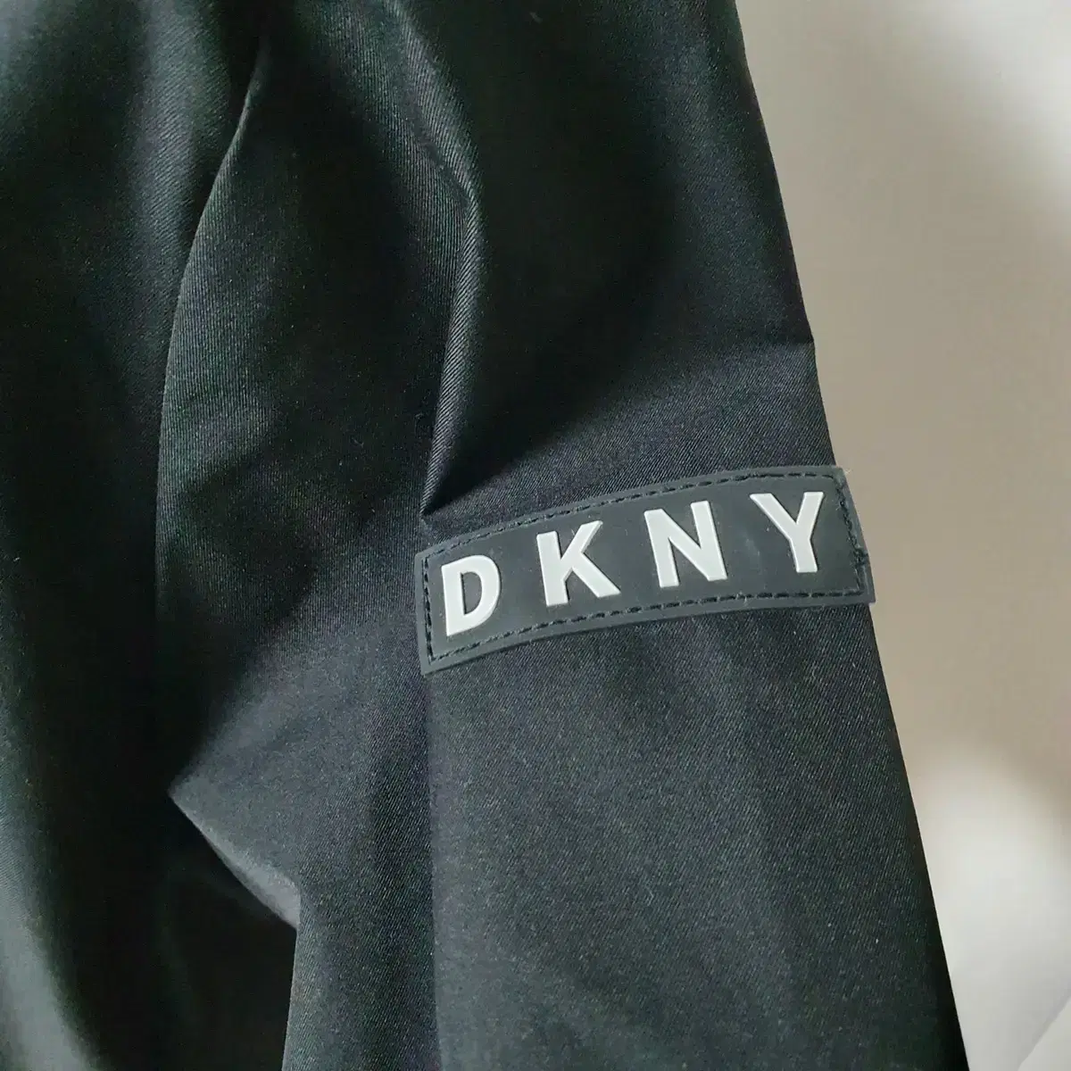 (정품) dkny 팔 로고, 목뒤 로고 바람막이 여성 90-95 가능!