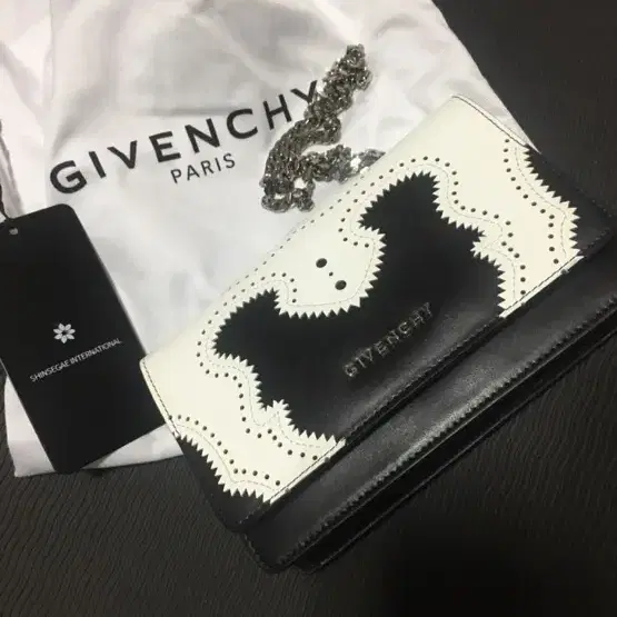 지방시 GIVENCHY 미니 체인 크로스백 한정판