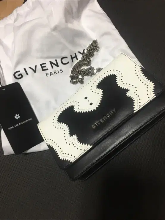 지방시 GIVENCHY 미니 체인 크로스백 한정판