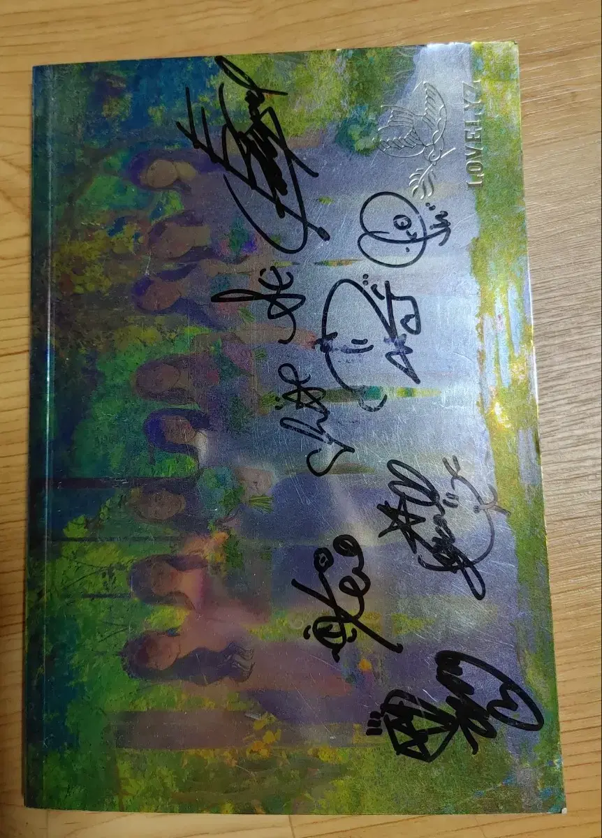 Lovelyz sign album