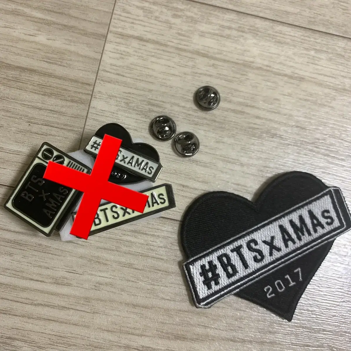 BTS AMAs Commemorative Badge, Wapen