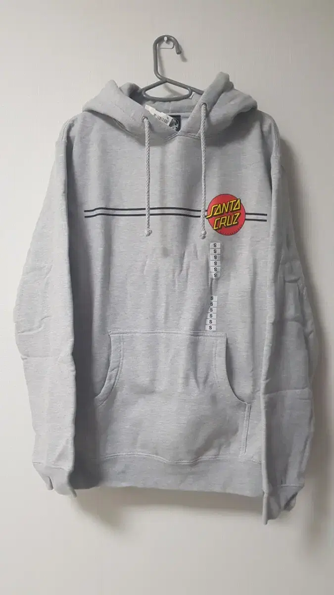 [Santa Cruz genuine] hoodie, brand new, size S (M) for sale.