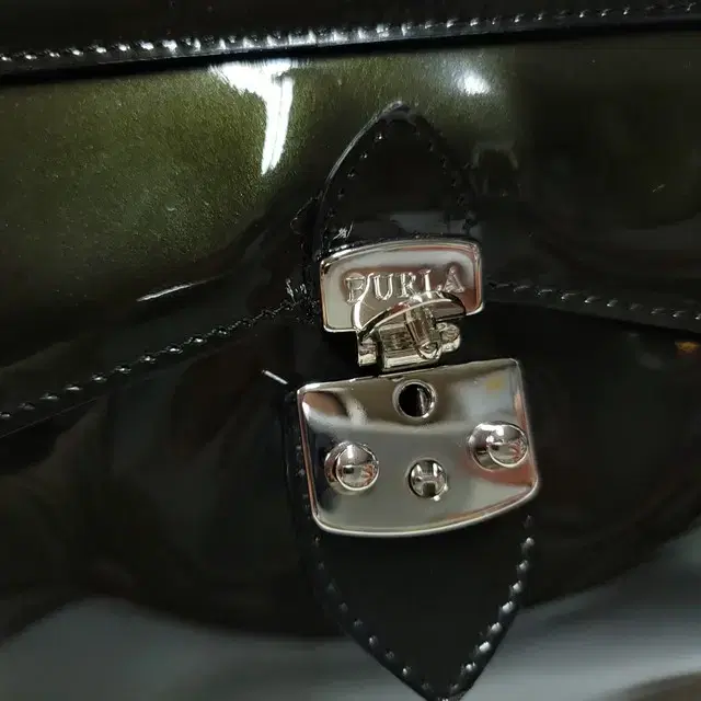 FURLA 훌라 다크그린 펄 에나멜 토트백 박스백 탑핸들백 B855