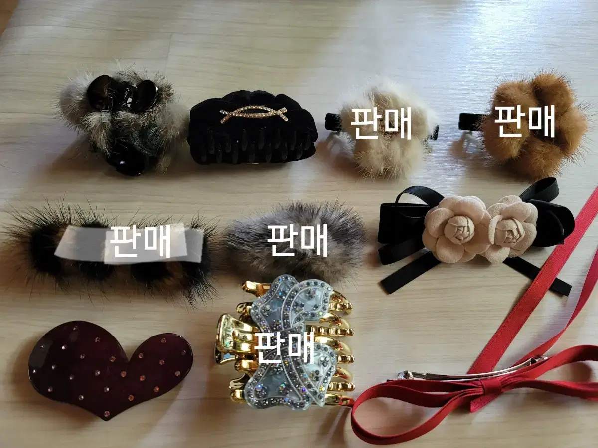 These are accessories such as hairpins and bobby pins.