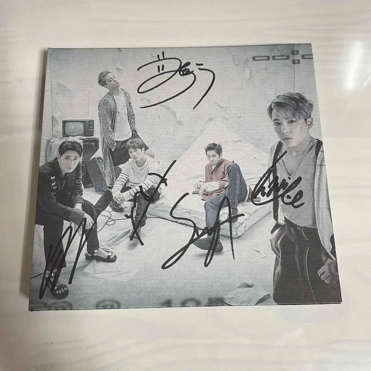 FTIsland 6th album sign album