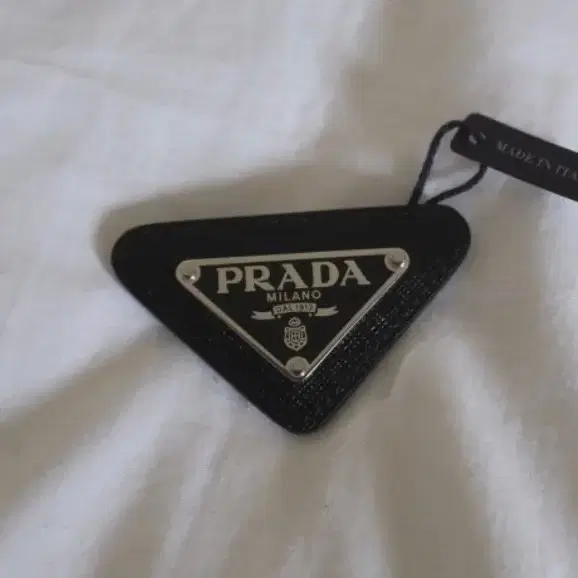 프라다 PRADA / 트라이앵글 삼각로고 브로치