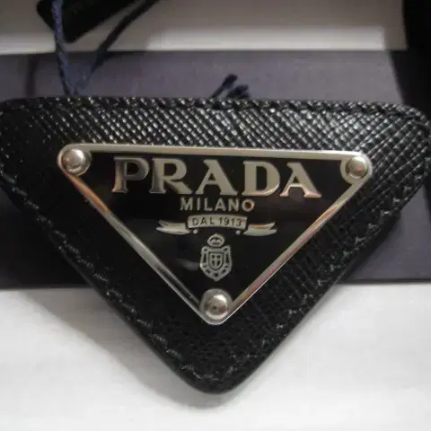 프라다 PRADA / 트라이앵글 삼각로고 브로치