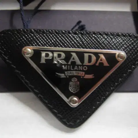 프라다 PRADA / 트라이앵글 삼각로고 브로치